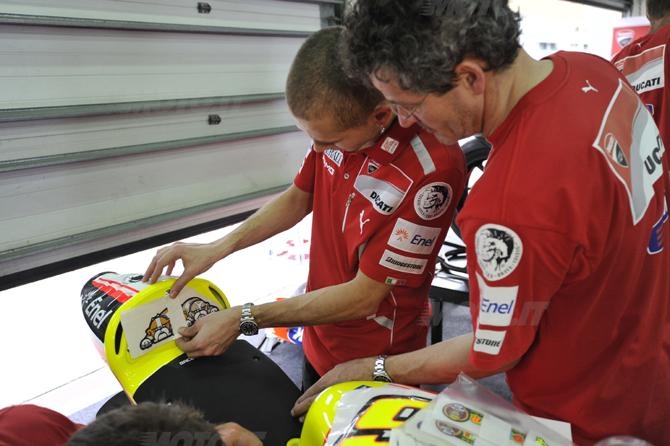 valentino rossi ducati bike 2011. #Rossi in #Ducati garage